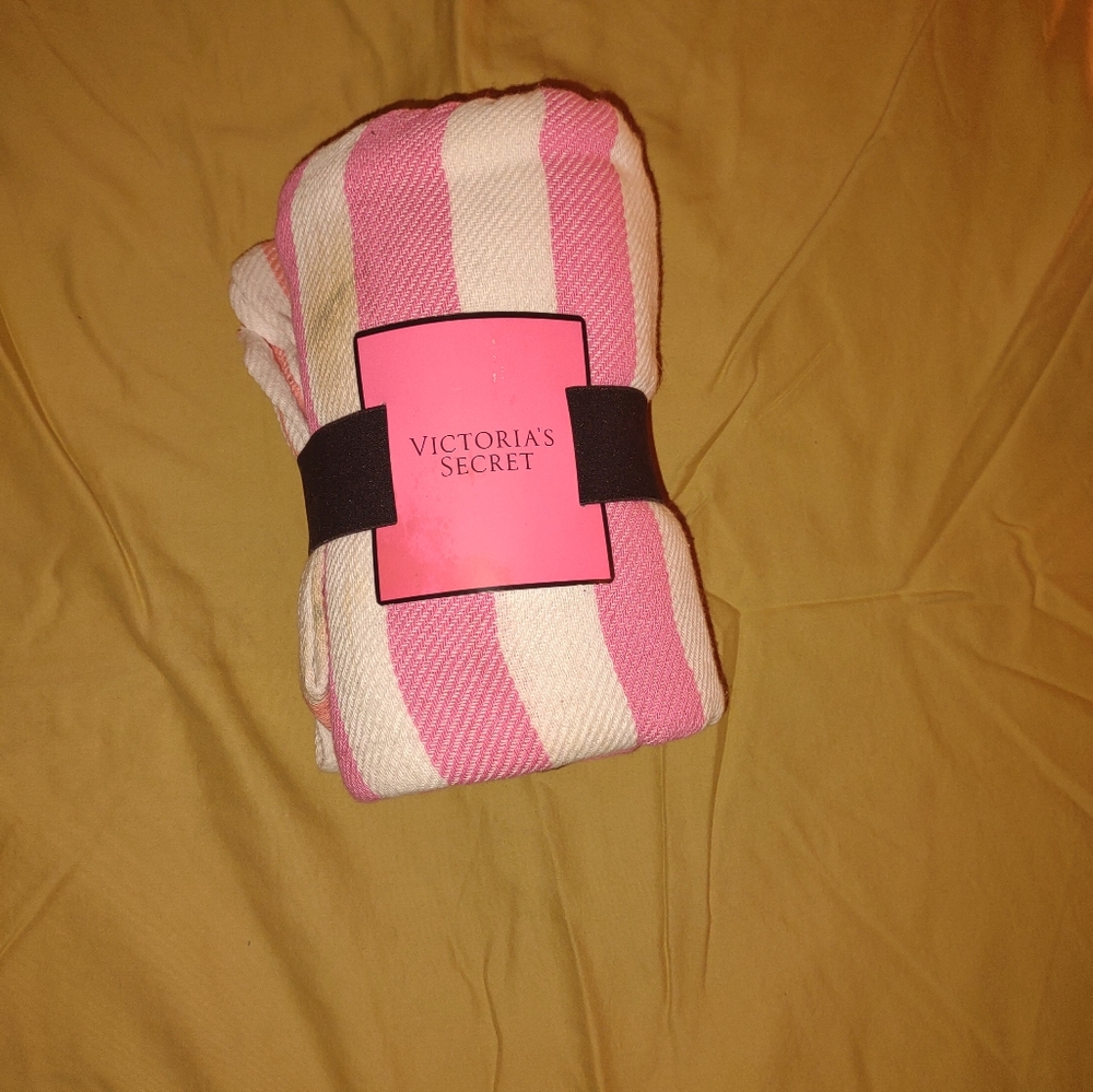 BUNDLE DEAL!!! Victorias Secret Limited Edition 2015 & 2017 Beach Blankets - Picture 13 of 14
